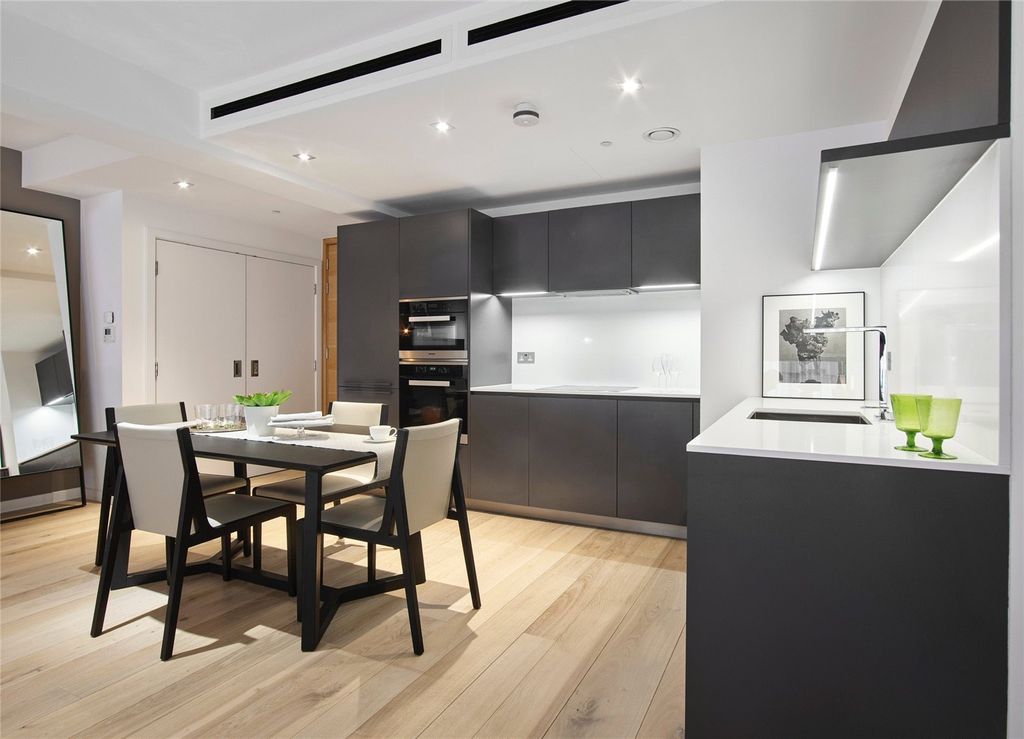 Property photo 3 of 10 Kitchen