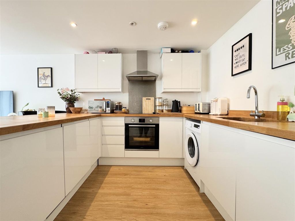 Property photo 3 of 18 Kitchen