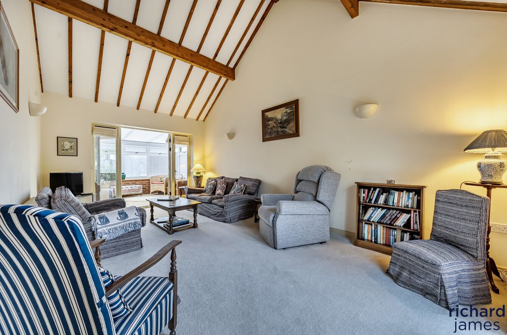 Property photo 2 of 21 De4Eda9E1De94F3Cbccfdededcee12c3