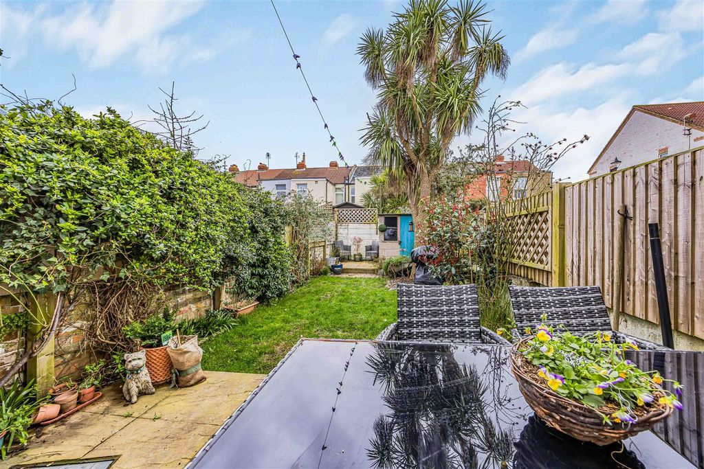 Property photo 2 of 15 31 Bertie Road, Southsea-Small-Porticomarketing-So