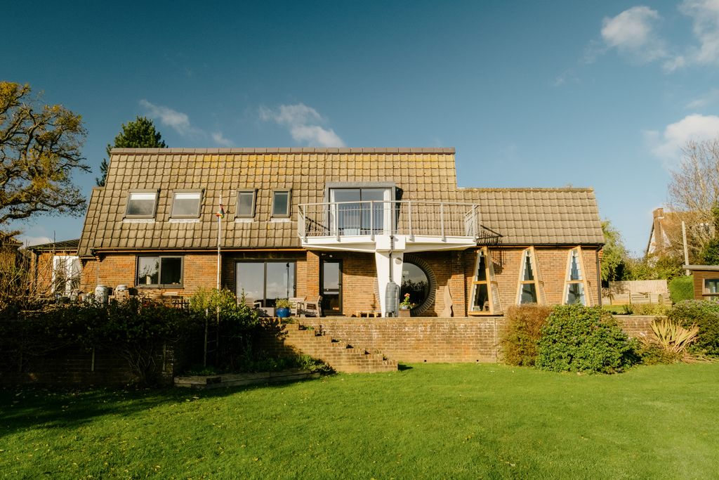 Property photo 2 of 36 Croft-Hastings-Amherst-Gardens-Exterior