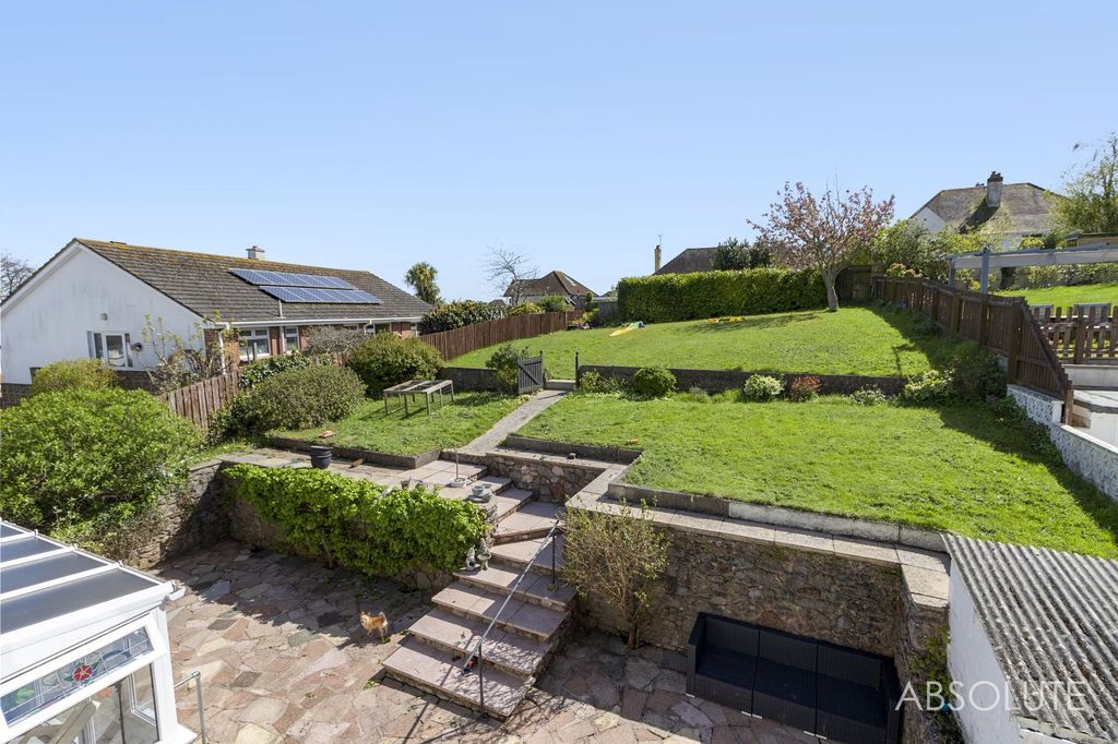 Property photo 3 of 17 South Facing Gardens