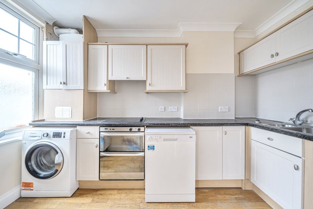 Property photo 3 of 11 Kitchen