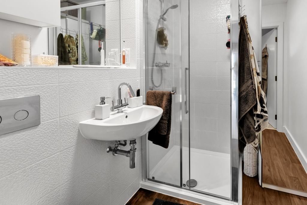 Property photo 3 of 10 En-Suite Bathroom