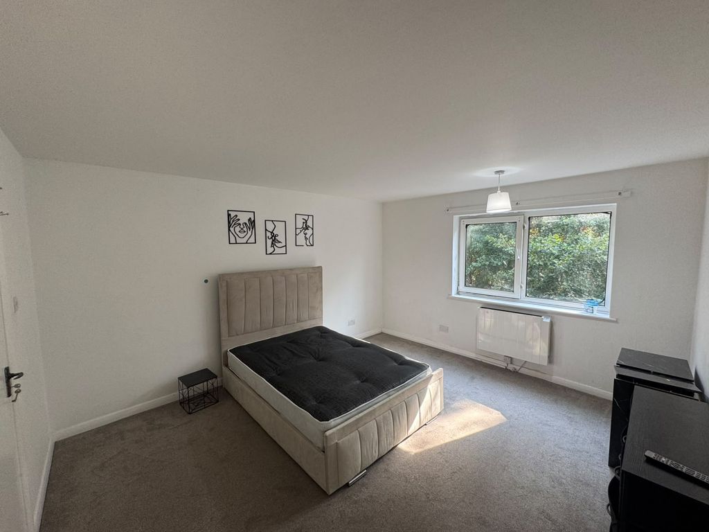 Property photo 1 of 5 2 Bed Flat For Sale Alder Road, Denham Ub9