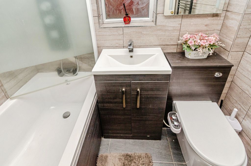 Property photo 3 of 17 Bathroom