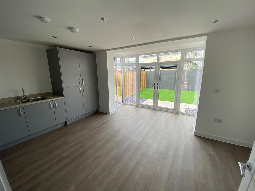 Property photo 3 of 9 Kitchen 2.Jpg