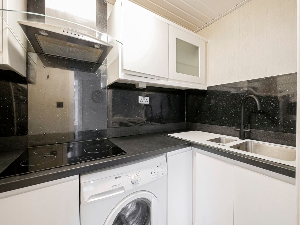 Property photo 3 of 11 Kitchen