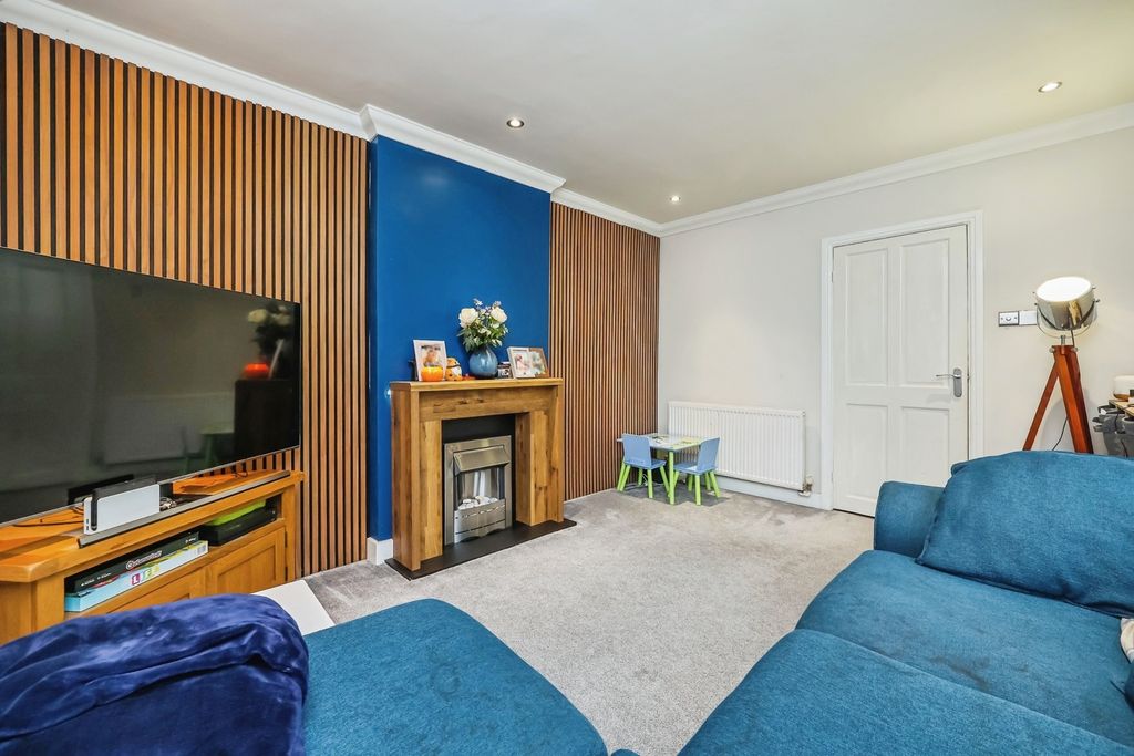 Property photo 3 of 23 Lounge