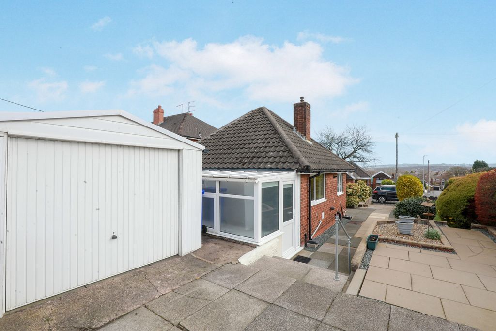 Property photo 2 of 21 Garage &amp; Side Aspect