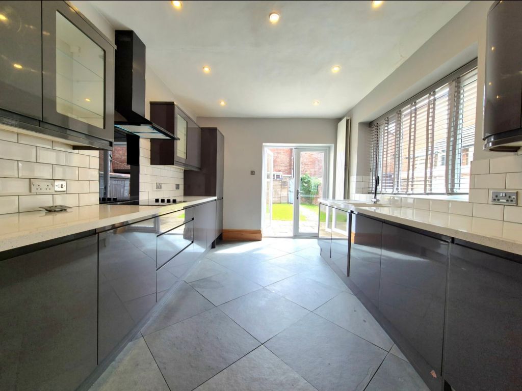 Property photo 3 of 19 Kitchen