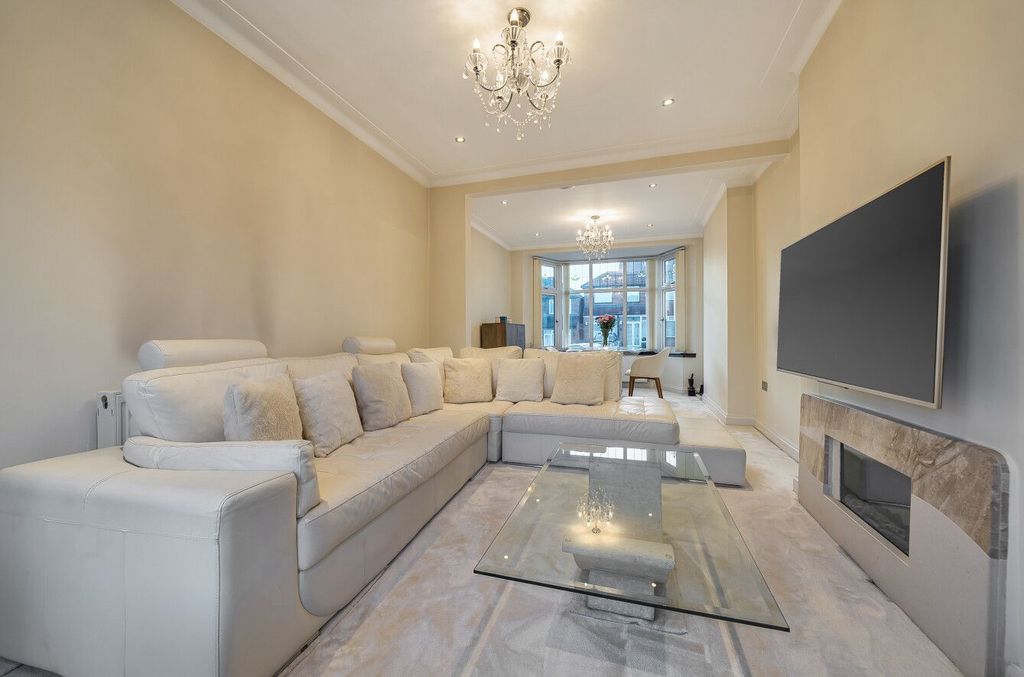 Property photo 2 of 17