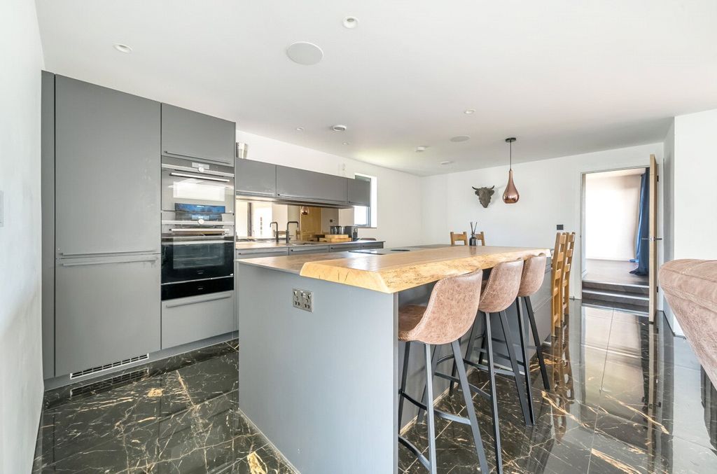 Property photo 3 of 14 Annexe Kitchen