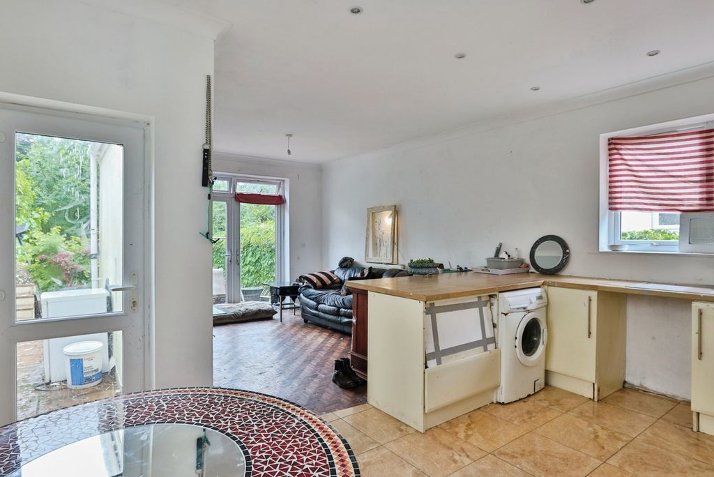 Property photo 3 of 17 Kitchen/Lounge