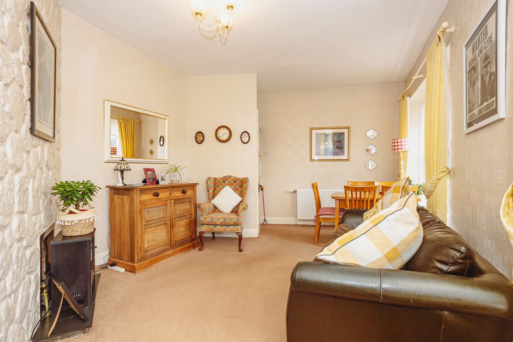 Property photo 1 of 17 Living/Dining Room