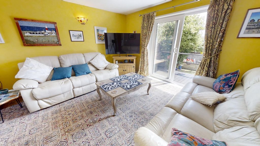 Property photo 3 of 14 Lounge