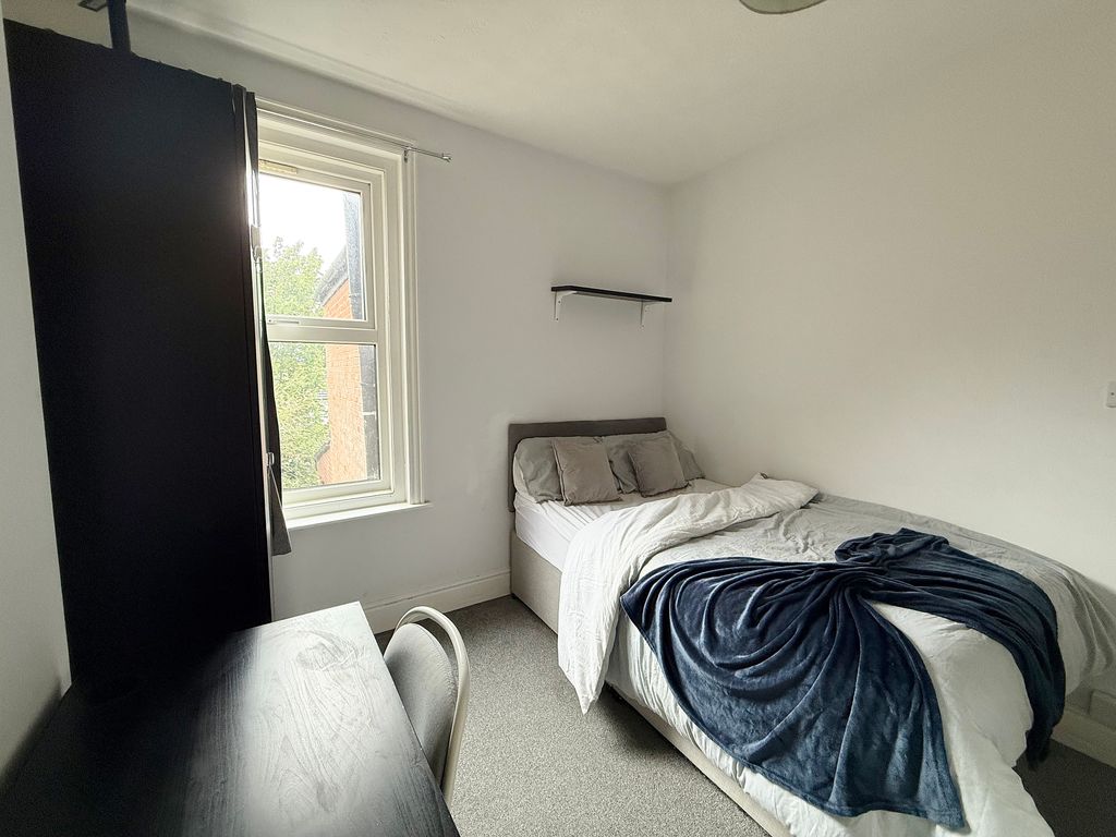 Property photo 3 of 13 Room 4