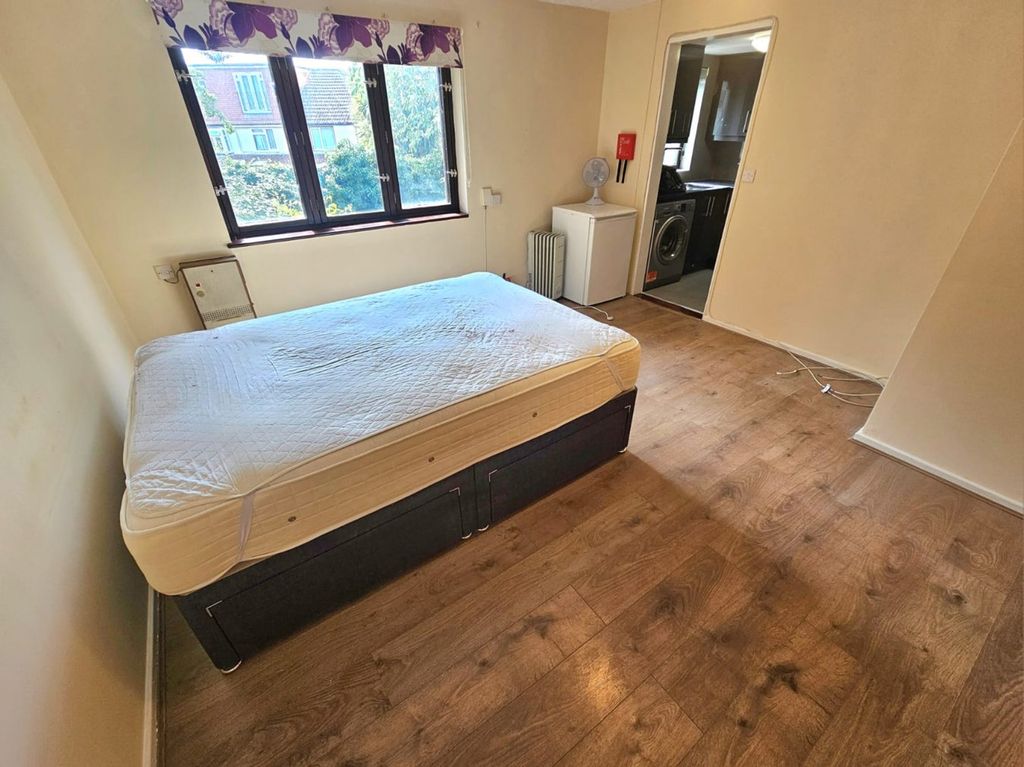Property photo 2 of 5 Studio Flat
