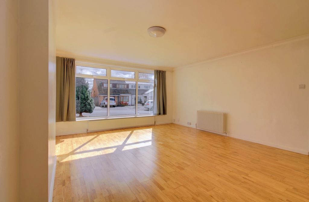 Property photo 2 of 12 Living Room - Woodcote Avenue - Matt Clinton Ewemo