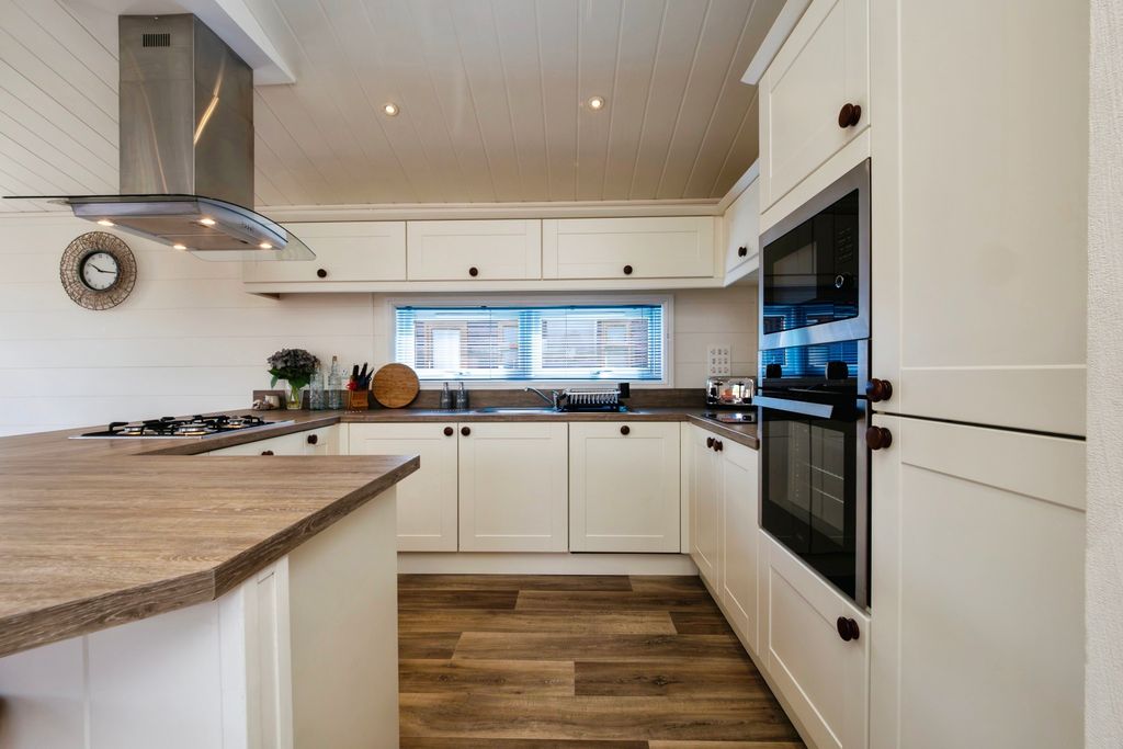 Property photo 3 of 14 Kitchen