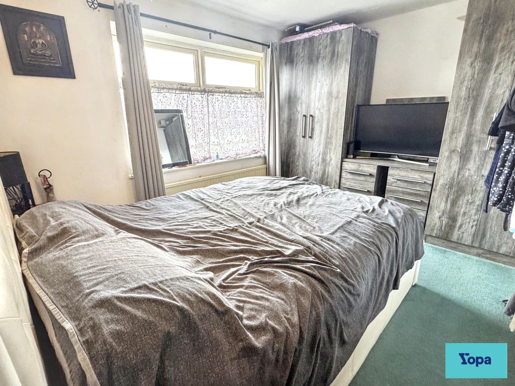 Property photo 3 of 12 Main Bedroom