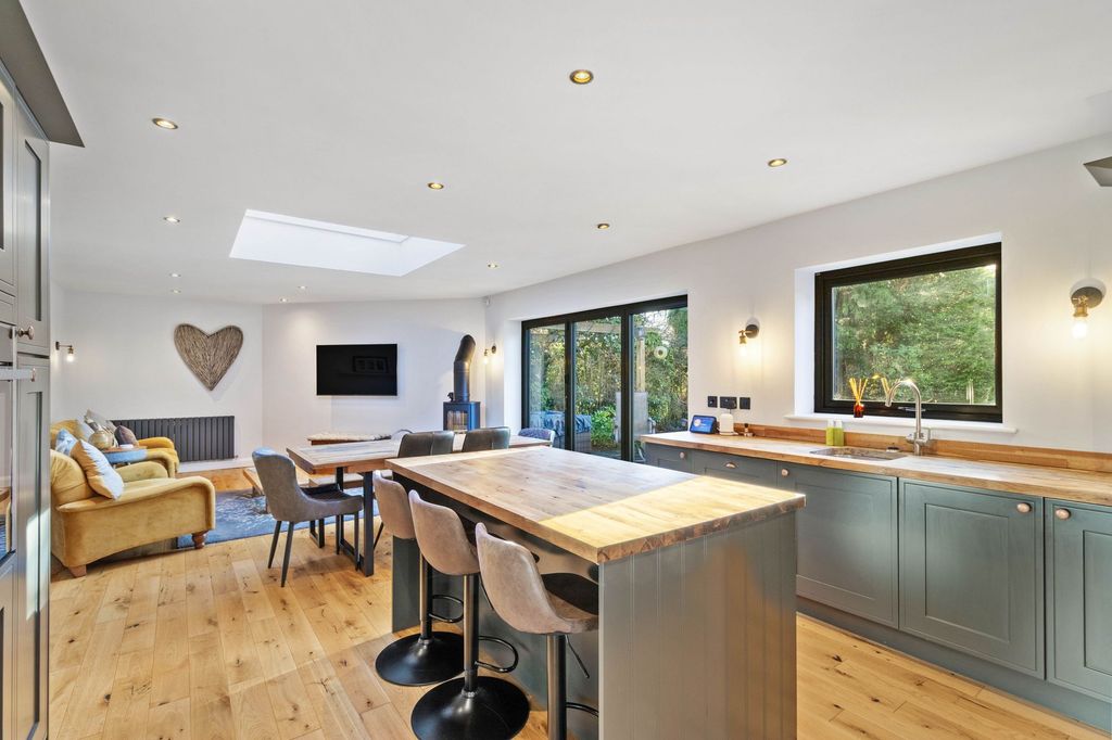 Property photo 3 of 34