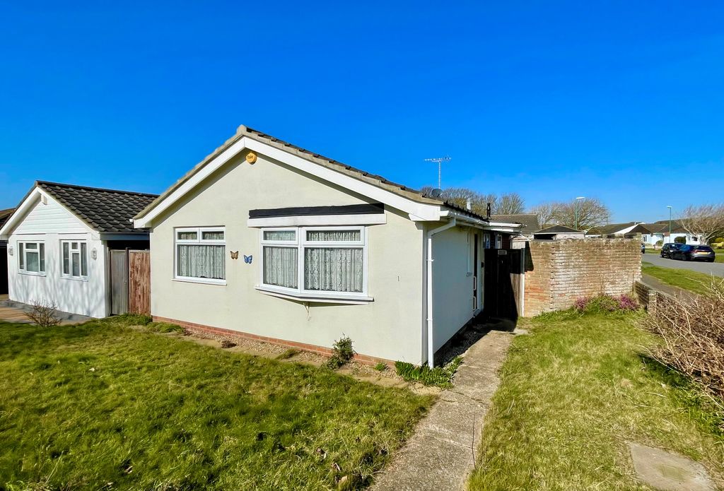 Property photo 1 of 14 1 Fishers Close Front New