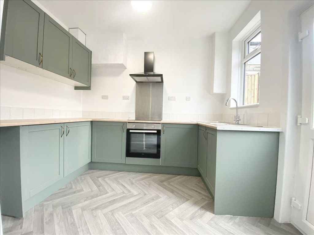 Property photo 2 of 19 Kitchen