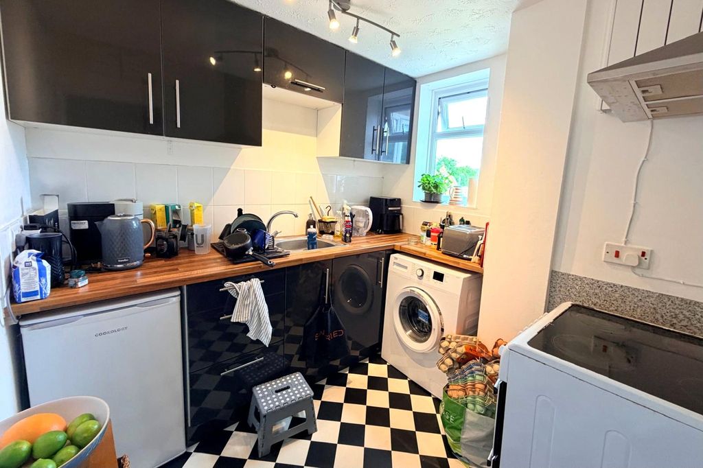 Property photo 2 of 7 Picture No. 10