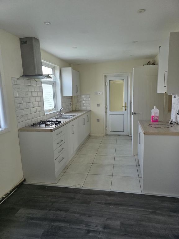 Property photo 3 of 10 Kitchen
