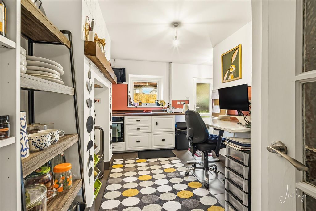 Property photo 3 of 14 Kitchen