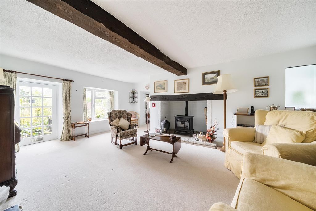 Property photo 2 of 18 Sitting Room