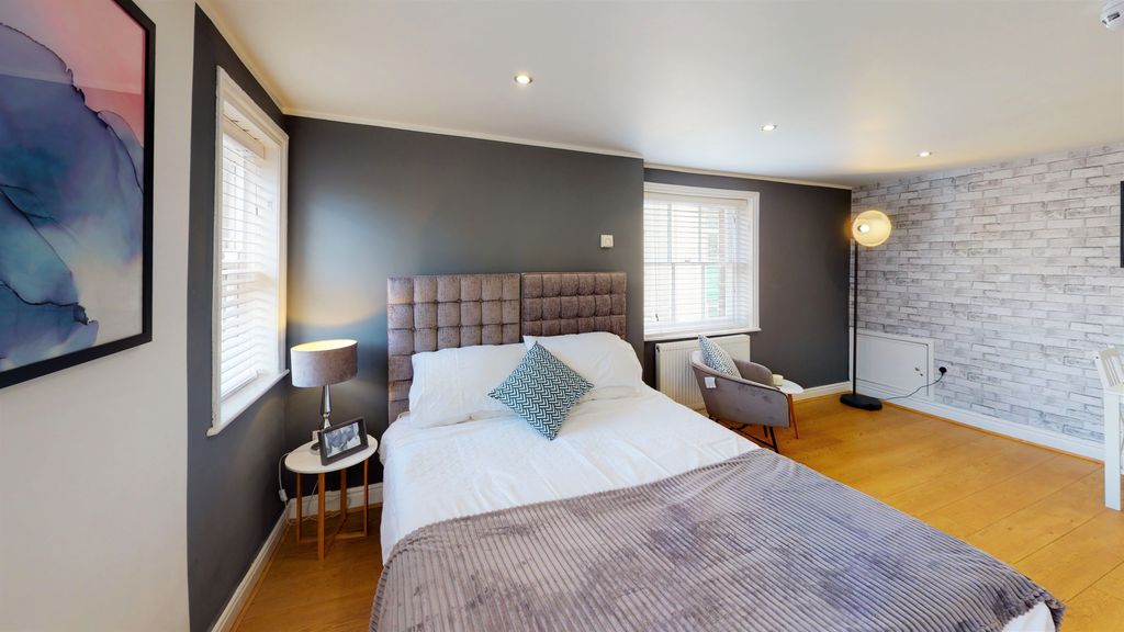 Property photo 3 of 5