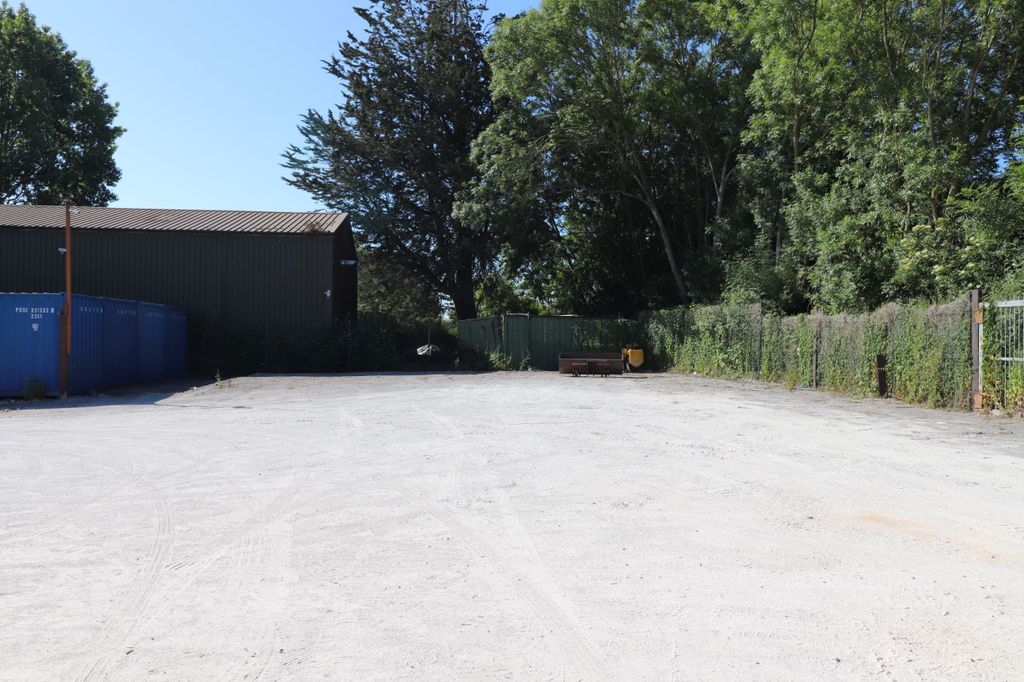 Property photo 1 of 2