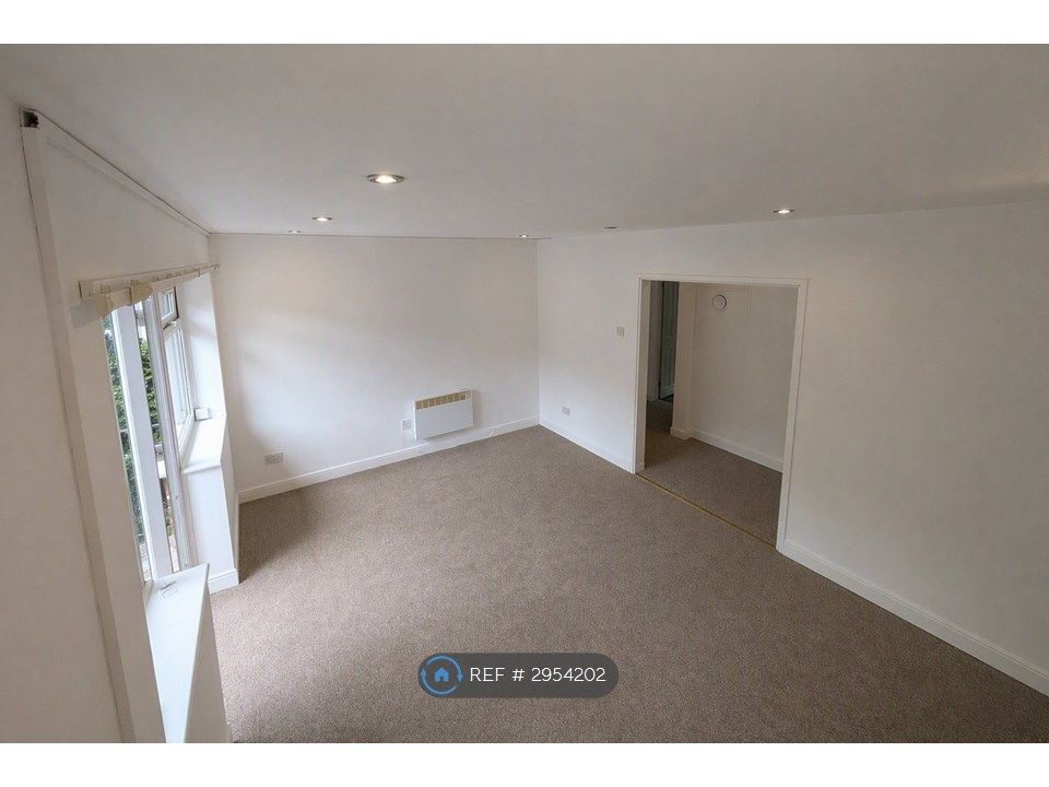 Property photo 3 of 11 Lounge 2