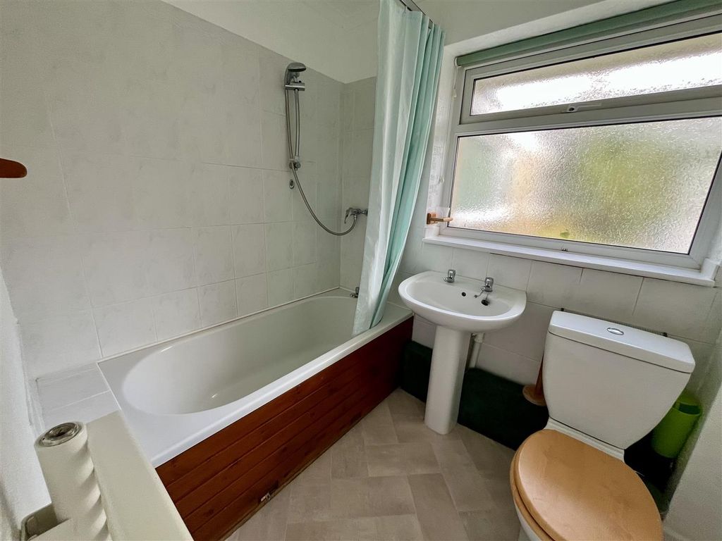 Property photo 3 of 8 Bathroom