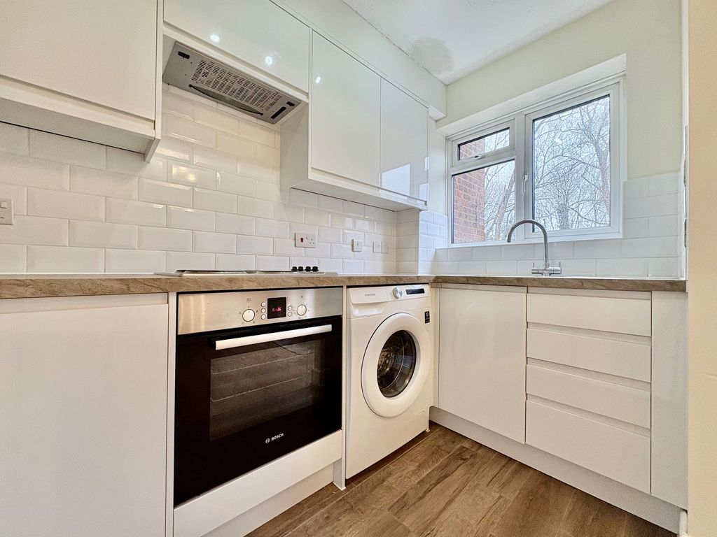 Property photo 2 of 11 Bathroom