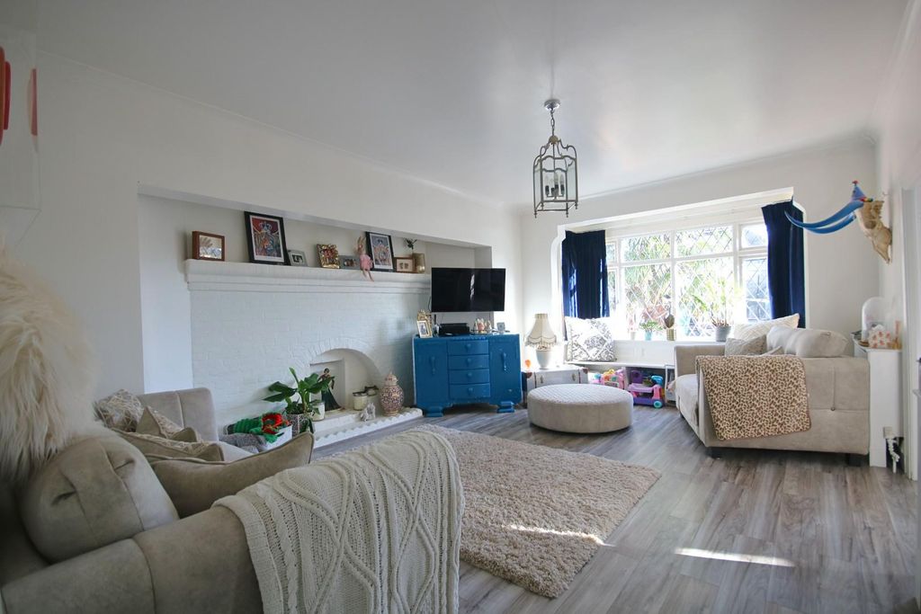 Property photo 2 of 13 liv1 (31).Jpg