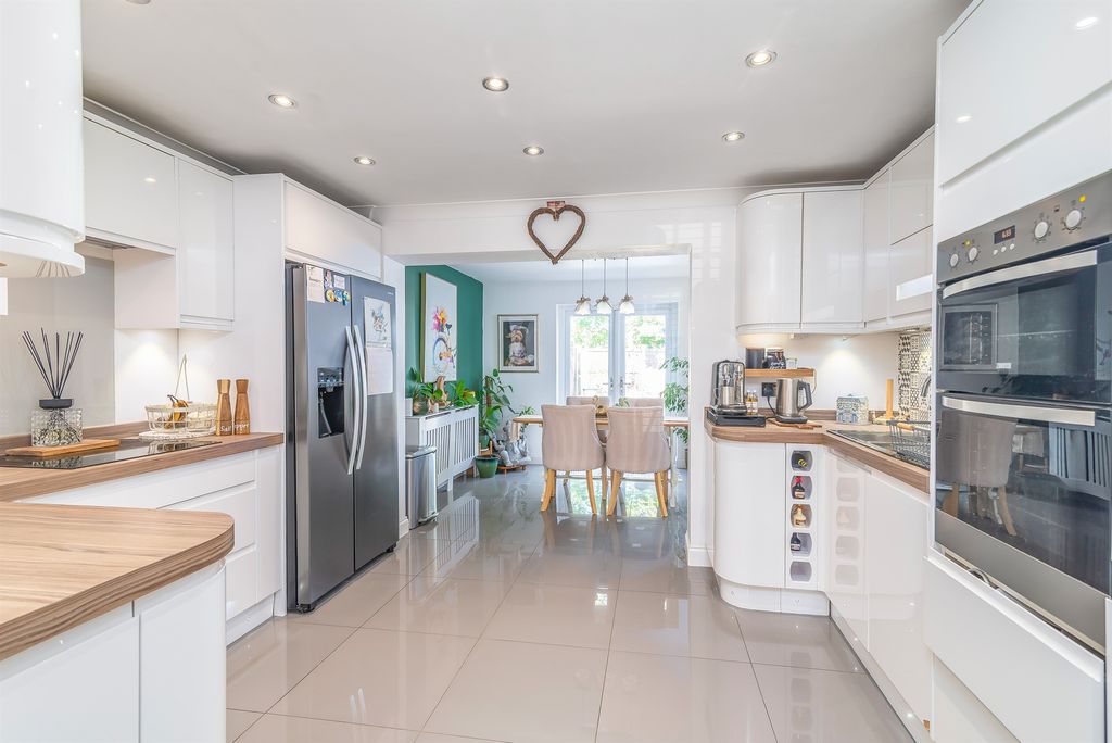 Property photo 3 of 19 Kitchen