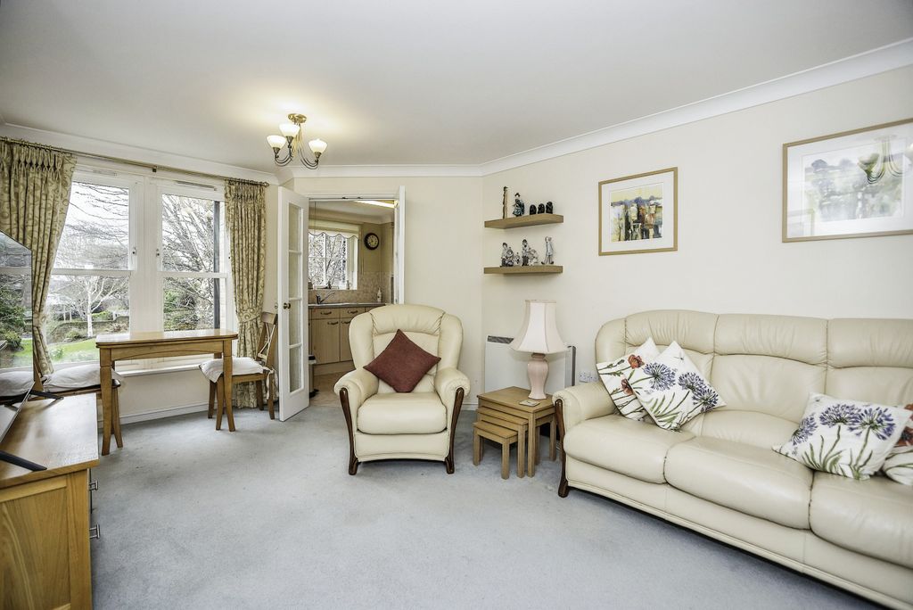 Property photo 1 of 10 Lounge