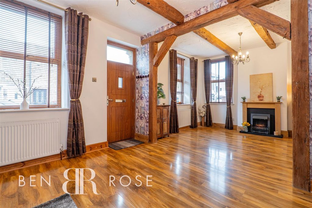 Property photo 2 of 27 Lounge