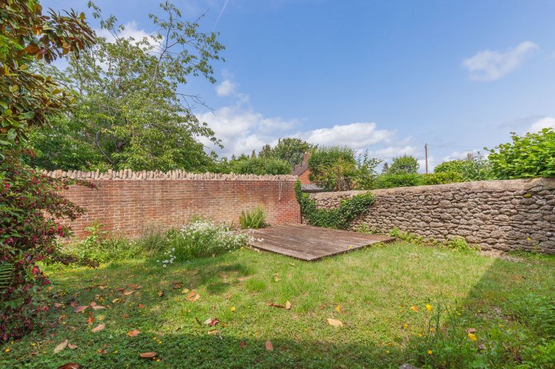 Property photo 2 of 14 Garden