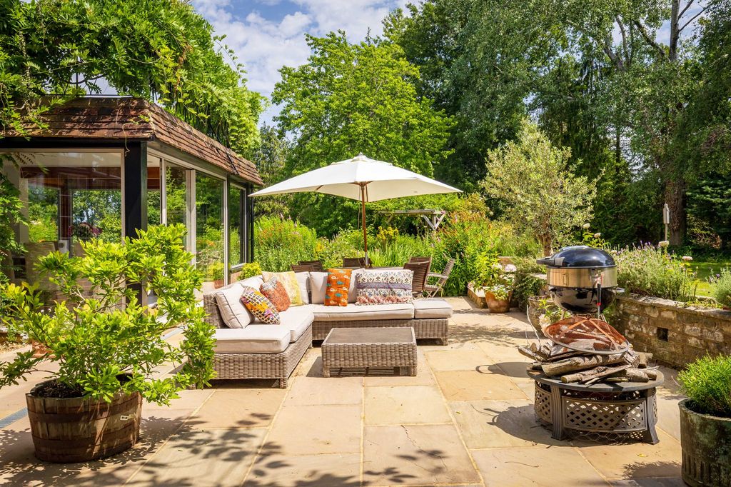 Property photo 3 of 44 South West Patio Terrace