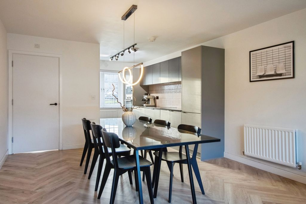 Property photo 3 of 25 Kitchen