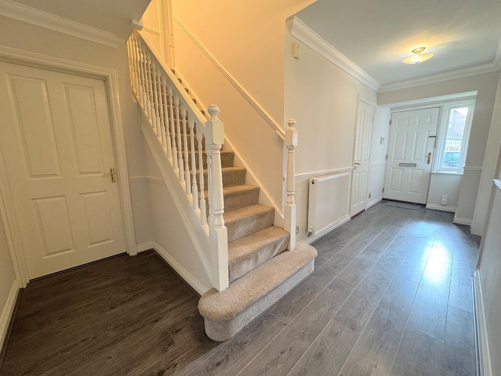 Property photo 2 of 18 Hallway