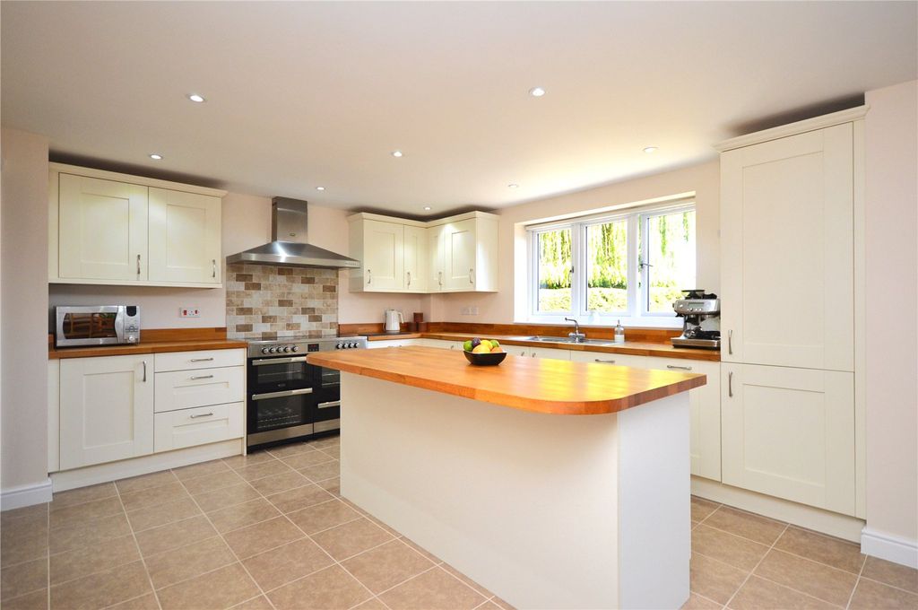 Property photo 3 of 26 Kitchen