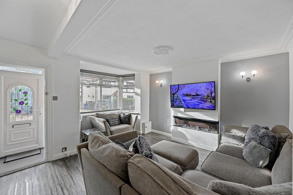 Property photo 2 of 13 Lounge.Jpg