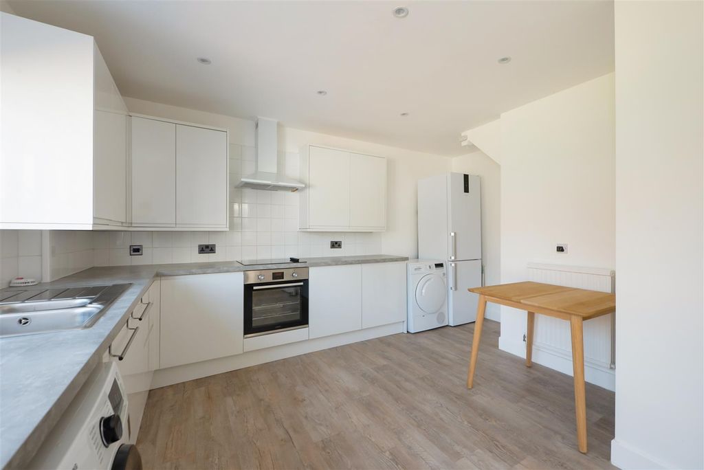 Property photo 2 of 14 Allan Road, Seasalter, Whitstable