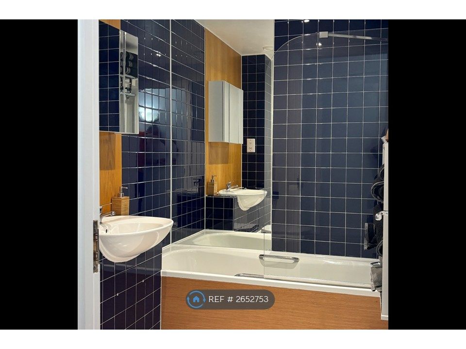 Property photo 2 of 11 Bathroom