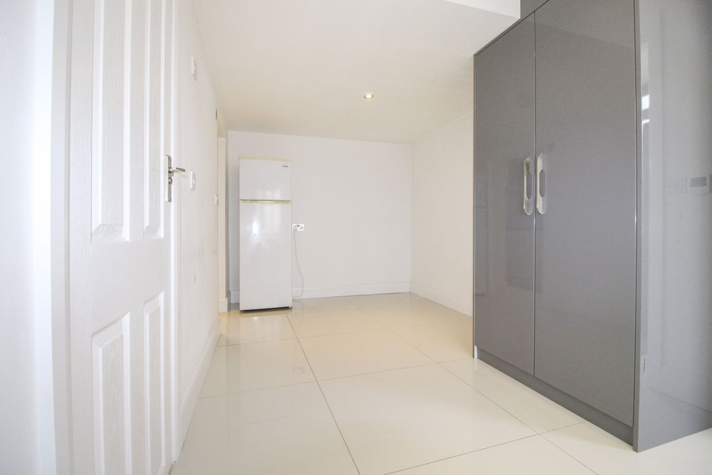 Property photo 1 of 11 Ground Floor Studio Flat To Rent